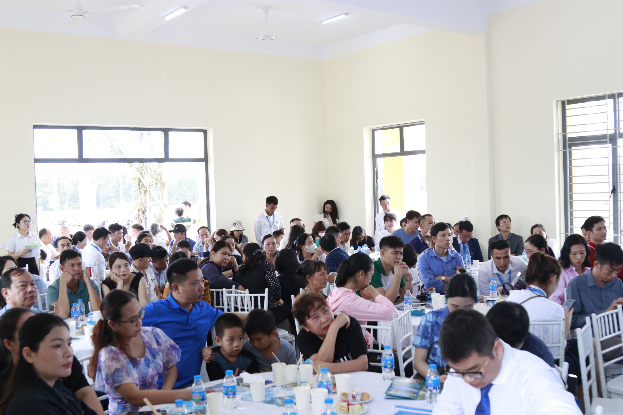 Các dự án mở bán đều ghi nhận mức độ quan tâm, giao dịch và giá bán tăng trưởng tốt, nhiều nhà đầu tư đã chớp cơ hội đón đầu sự bùng nổ của thị trường trong thời gian tới.( Ảnh : Sự kiện mở bán KĐT Song Long Green Avenue - Hà Tĩnh )